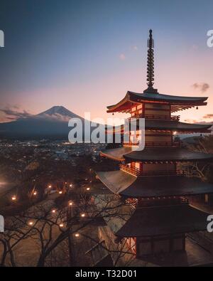 Blaue Stunde an der chureito Pagode und Blick auf Mount Fuji Stockfoto