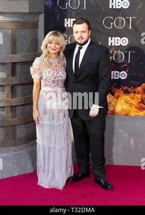 NEW YORK, NEW YORK APRIL 03: Rebecca April und John Bradley West teilnehmen HBO' Spiel der Throne' letzte Saison Premiere in der Radio City Music Hall am April 03, 20. Stockfoto