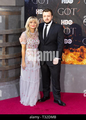 NEW YORK, NEW YORK APRIL 03: Rebecca April und John Bradley West teilnehmen HBO' Spiel der Throne' letzte Saison Premiere in der Radio City Music Hall am April 03, 20. Stockfoto