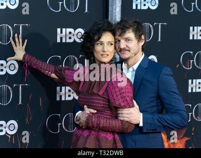 NEW YORK, NEW YORK APRIL 03: Indira Varma und Pedro Pascal Besuchen HBO' Spiel der Throne' letzte Saison Premiere in der Radio City Music Hall am April 03, 2019 in Stockfoto