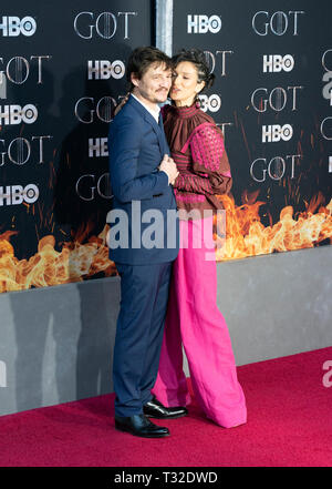 NEW YORK, NEW YORK APRIL 03: Pedro Pascal und Indira Varma besuchen HBO' Spiel der Throne' letzte Saison Premiere in der Radio City Music Hall am April 03, 2019 in Stockfoto