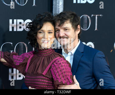 NEW YORK, NEW YORK APRIL 03: Indira Varma und Pedro Pascal Besuchen HBO' Spiel der Throne' letzte Saison Premiere in der Radio City Music Hall am April 03, 2019 in Stockfoto