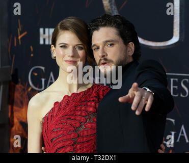 NEW YORK, NEW YORK APRIL 03: Rose Leslie und Kit Harington besuchen HBO' Spiel der Throne' letzte Saison Premiere in der Radio City Music Hall am April 03, 2019 in Stockfoto