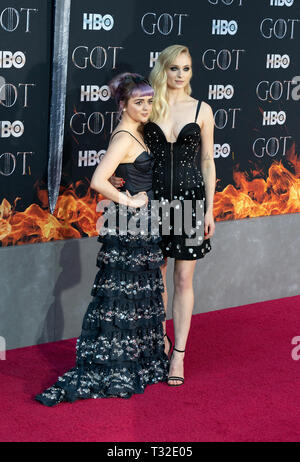 NEW YORK, NEW YORK APRIL 03: Maisie Williams und Sophie Turner an HBO' Spiel der Throne' letzte Saison Premiere in der Radio City Music Hall am April 03, 2019 Stockfoto