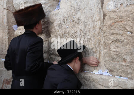 Chassidische Juden das Tragen eines shtreimel Pelzmütze getragen durch viele verheiratete Haredi jüdische Männer, am Schabbat und an jüdischen Feiertagen an der Kotel oder westlichen Wand auch Klagemauer in der Altstadt Ost Jerusalem Israel beten Stockfoto