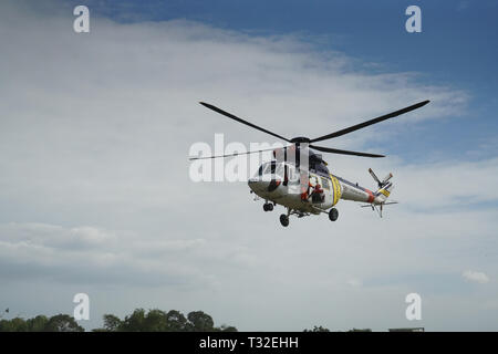 Philippinische Luftwaffe Hubschrauber fliegt eine Antenne Extraktion während der Bereich training Phase des Gemeinschaftlichen Disaster Bereitschaft Übung, Batasan Hills, 27. März 2019. Die übung war in einem post-Befehl Ebene und Ausbildungsmaßnahmen Ebene statt und beinhaltete die Quezon City Katastrophenvorsorge Management Council (QCDRRMC) und der Batasan Hügel Barangay Katastrophenvorsorge Management Office (DRRMO). Der Oregon National Guard Partnerschaft Programm brachte zivile Disaster Management Professionals von Staat und Gemeinden die philippinische Gemeinde Antwort auf eine zu bewerten Stockfoto