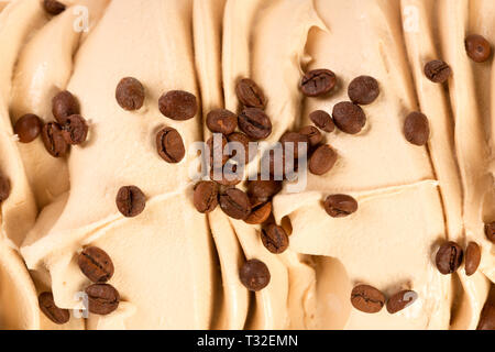 Viele Kaffeebohnen auf dem Eis hautnah. Stockfoto
