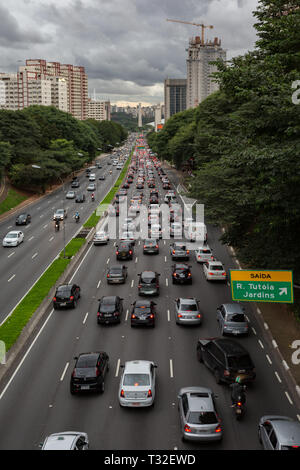 Blick auf eine Allee (Av. Vinte e Tres de Maio) waren voll mit Fahrzeugen, die in eine Richtung. Heavy Traffic plagen Sao Paulo downtown, Brasilien Stockfoto