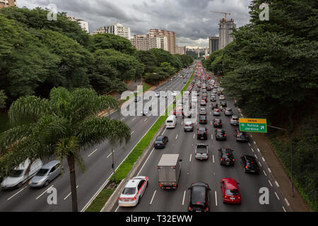 Blick auf eine Allee (Av. Vinte e Tres de Maio) waren voll mit Fahrzeugen, die in eine Richtung. Heavy Traffic plagen Sao Paulo downtown, Brasilien Stockfoto