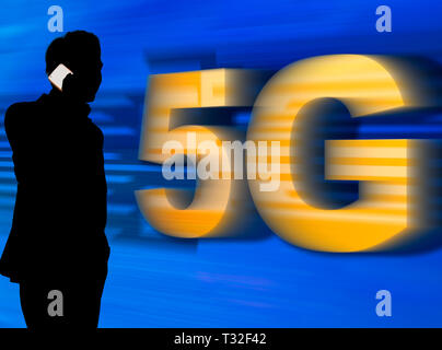 Ein Mann in silhouette Gespräch am Handy mit 5G-Netzwerk - 5 G konzeptionelle Stockfoto