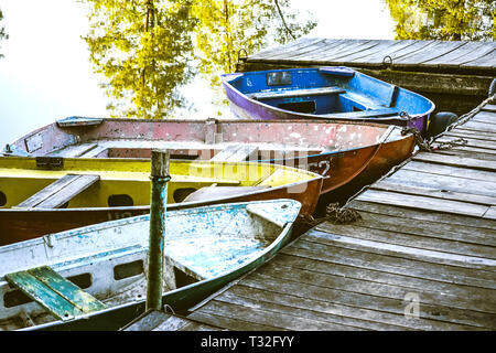 Ein paar alte Boote auf dem Dock Stockfoto