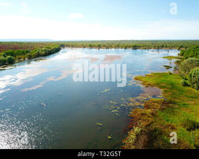 Luftaufnahme von See Jabiru in der trockenen Jahreszeit. Jabiru ist die wichtigste Stadt im Kakadu Nationalpark. Grüne Gras rund um den See. Stockfoto