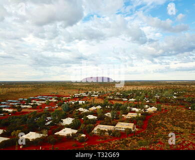 Yulara, Australien - 11.Juni 2018. Panoramablick auf die Landschaft von Uluru (Ayers Rock) von Jabiru in Northern Territory von Australien. Stockfoto