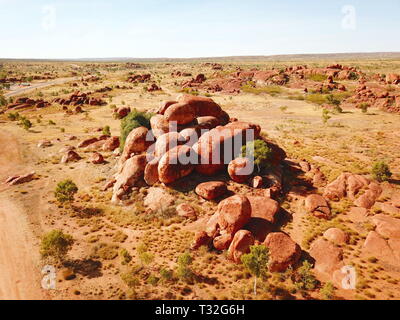 Massive Felsbrocken gebildet, die durch Erosion im Karlu Karlu, Devils Marbles Bereich des Outback (Northern Territory, Australien) Stockfoto