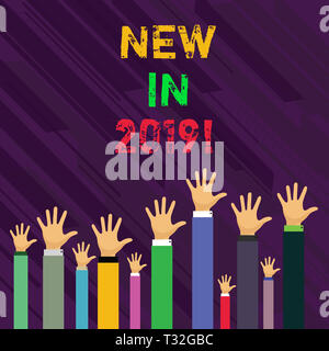 Konzeptionelle Handschrift zeigt neue In 2019. Begriff Sinne allgemein, in welche Richtung sich etwas entwickeln oder ändern der Unternehmer die Hände heben Stockfoto