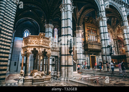 Siena, Italien - 28. Juni 2018: Panoramablick auf den Innenraum der Kathedrale von Siena (Duomo di Siena) ist eine mittelalterliche Kirche in Siena, von seinen earlies gewidmet Stockfoto