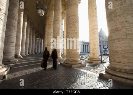 St Peter's Basilica von Kolonnaden des Bernini. Vatikan, Rom, Italien. Stockfoto