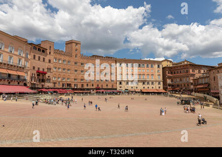 Siena, Italien - 28. Juni 2018: Blick auf die Piazza del Campo ist die wichtigsten öffentlichen Raum des historischen Zentrums von Siena, Toskana und ist als Stockfoto