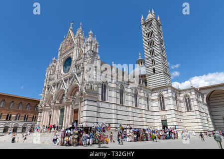 Siena, Italien - 28. Juni 2018: Panoramablick auf äußere der Dom von Siena (Duomo di Siena) ist eine mittelalterliche Kirche in Siena, von seinen earlies gewidmet Stockfoto