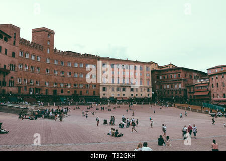 Siena, Italien - 28. Juni 2018: Blick auf die Piazza del Campo ist die wichtigsten öffentlichen Raum des historischen Zentrums von Siena, Toskana und ist als Stockfoto