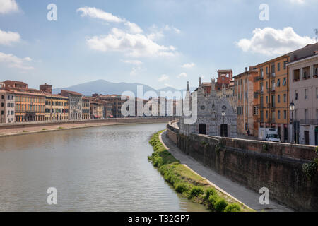 Pisa, Italien - 29. Juni 2018: Panoramablick auf das historische Zentrum von Pisa die Stadt und den Fluss Arno mit Brücke. Tag Sommer und blauer Himmel Stockfoto