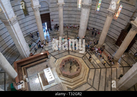 Pisa, Italien - 29. Juni 2018: Panoramablick auf den Innenraum von Pisa Baptisterium von St. John (Battistero di San Giovanni) ist eine römisch-katholische kirchliche Stockfoto