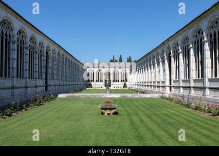 Pisa, Italien - 29. Juni 2018: Panoramablick auf Innere des Campo Santo, auch bekannt als Camposanto Monumentale (Monumentaler Friedhof), ist eine historische ed Stockfoto