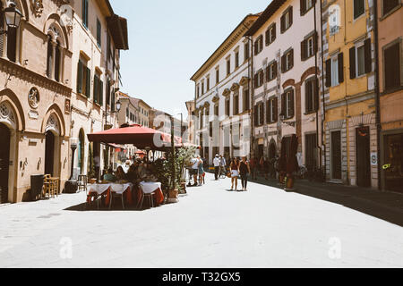 Pisa, Italien - 29. Juni 2018: Zu Fuß auf die Straße Borgo Stretto in Pisa Stadt mit historischen Gebäuden und Geschäften. Menschen gehen und der Rest um. Sommer sonnig Stockfoto