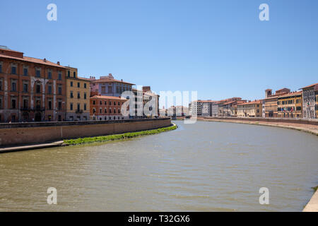 Pisa, Italien - 29. Juni 2018: Panoramablick auf das historische Zentrum von Pisa die Stadt und den Fluss Arno mit Brücke. Tag Sommer und blauer Himmel Stockfoto