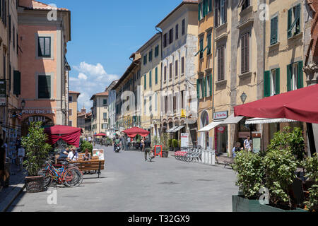 Pisa, Italien - 29. Juni 2018: Zu Fuß auf die Straße Borgo Stretto in Pisa Stadt mit historischen Gebäuden und Geschäften. Menschen gehen und der Rest um. Sommer sonnig Stockfoto