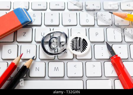 At-Zeichen und Bundesadler auf dem Computer Tastatur, symbolische Foto digital, Stabilitätspakt, At-Zeichen und Bundesadler in Computertastatur, Symbolfoto Digitalpakt Stockfoto