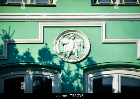 Fassade Schmuck mit Engel in einem Wohnhaus in Bergdorf, Hamburg, Deutschland, Europa, Fassadenschmuck mit Engel ein 1963 Wohnhaus in Bergedor Stockfoto