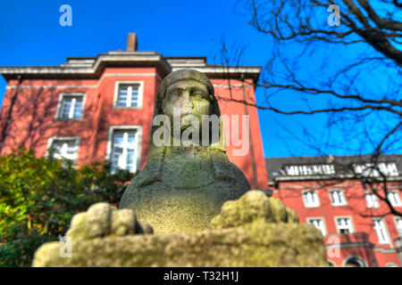 Historische Sphinx-Statue vor dem Rathaus in Bergdorf, Hamburg, Deutschland, Europa, Historische Sphinx-Statue vor dem Rathaus in Bergedorf, D Stockfoto