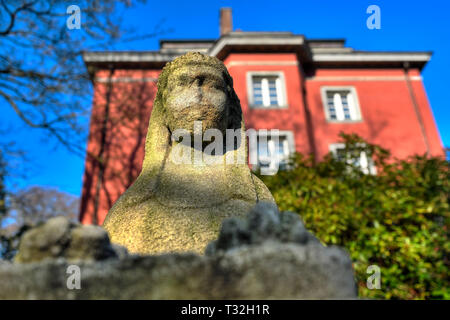 Historische Sphinx-Statue vor dem Rathaus in Bergdorf, Hamburg, Deutschland, Europa, Historische Sphinx-Statue vor dem Rathaus in Bergedorf, D Stockfoto