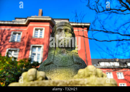 Historische Sphinx-Statue vor dem Rathaus in Bergdorf, Hamburg, Deutschland, Europa, Historische Sphinx-Statue vor dem Rathaus in Bergedorf, D Stockfoto