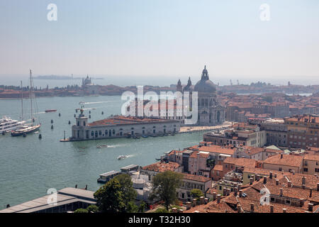 Panoramablick auf die Stadt Venedig und der Basilika von Santa Maria della Salute (Hl. Maria von Kur) von St Mark's Campanile (Campanile di San Marco). L Stockfoto
