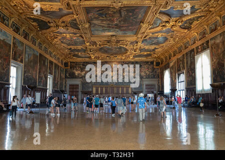 Venedig, Italien, 30. Juni 2018: Panoramablick von Halle innen und Künste im Dogenpalast (Palazzo Ducale) ist ein Palast im venezianischen Gotik o gebaut Stockfoto