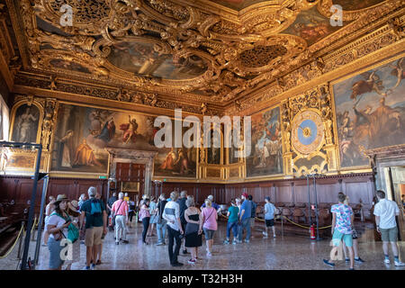 Venedig, Italien, 30. Juni 2018: Panoramablick von Halle innen und Künste im Dogenpalast (Palazzo Ducale) ist ein Palast im venezianischen Gotik o gebaut Stockfoto