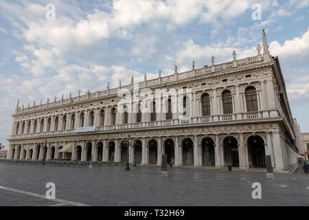 Venedig, Italien - 1. Juli 2018: Panoramablick auf Fassade des Museo Correr und Piazza San Marco, oft als St Mark's Square bekannt ist, ist der wichtigsten öffentlichen Stockfoto