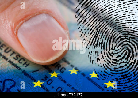 Fotomontage, Daumen auf deutsche Personalausweis mit EU-Flagge und Fingerabdruck, 101-5337, Daumen mit deutschem Personalausweis mit EU-Fahne und Fingerabd Stockfoto