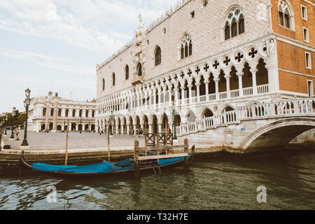 Venedig, Italien - 1. Juli 2018: Panoramablick auf den Dogenpalast (Palazzo Ducale) ist ein Palast im venezianischen Stil im gotischen Stil erbaut, und eines der wichtigsten Landmar Stockfoto