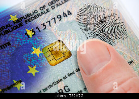 Fotomontage, Finger auf deutsche Personalausweis mit EU-Flagge, Daten chip und Fingerabdruck, 101-5337, Finger mit deutschem Personalausweis mit EU-Fahne, Stockfoto