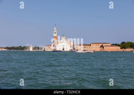 Panoramablick auf Laguna Veneta der Stadt Venedig und die Insel San Giorgio Maggiore. Landschaft im Sommer morgen Tag und dramatische blauer Himmel Stockfoto