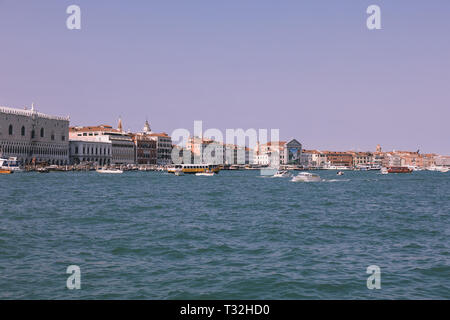 Venedig, Italien - 1. Juli 2018: Panoramablick auf Venedig Küste mit historischen Gebäuden und Laguna Veneta mit Boote Verkehr. Landschaft im Sommer sonnig Stockfoto