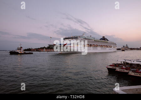 Venedig, Italien - 1. Juli 2018: Detailansicht der Büchse PO Kreuzfahrten in Laguna Veneta von Venedig. Landschaft der Sommer Abend Tag mit bunten Blau und Rosa Stockfoto