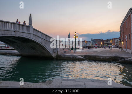 Venedig, Italien - 1. Juli 2018: Panoramablick auf Laguna Veneta Küste der Stadt Venedig mit Brücke. Landschaft der Sommer Abend Tag mit bunten Blau und Stockfoto