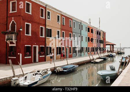 Burano, Venedig, Italien - Juli 2, 2018: Panoramablick auf bunten Häusern und Wasser Kanal mit Booten in Burano, die Insel liegt im Venezianischen Stockfoto