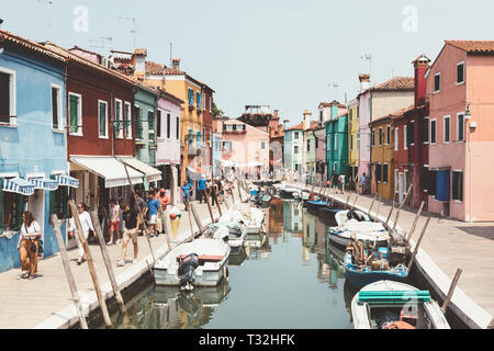 Burano, Venedig, Italien - Juli 2, 2018: Panoramablick auf bunten Häusern und Wasser Kanal mit Booten in Burano, die Insel liegt im Venezianischen Stockfoto