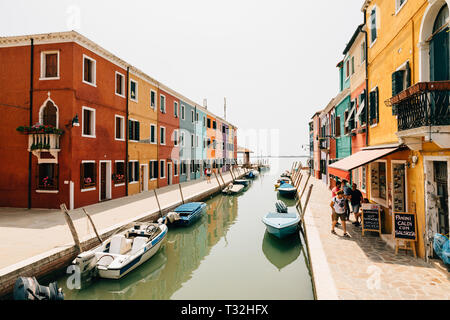 Burano, Venedig, Italien - Juli 2, 2018: Panoramablick auf bunten Häusern und Wasser Kanal mit Booten in Burano, die Insel liegt im Venezianischen Stockfoto