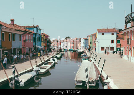 Burano, Venedig, Italien - Juli 2, 2018: Panoramablick auf bunten Häusern und Wasser Kanal mit Booten in Burano, die Insel liegt im Venezianischen Stockfoto